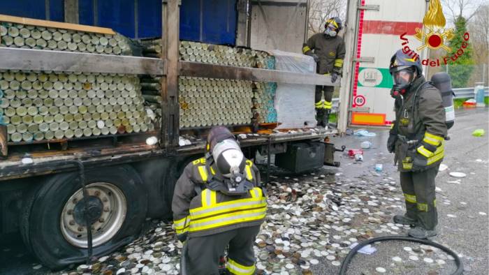 montemiletto autocarro in fiamme sull autostrada a16