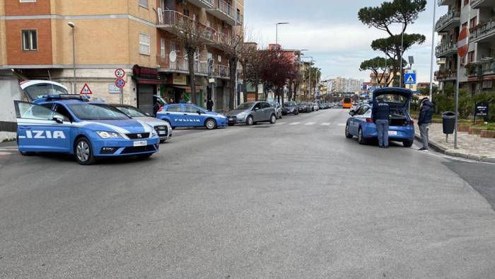 sputa ai poliziotti che l hanno fermata per un controllo
