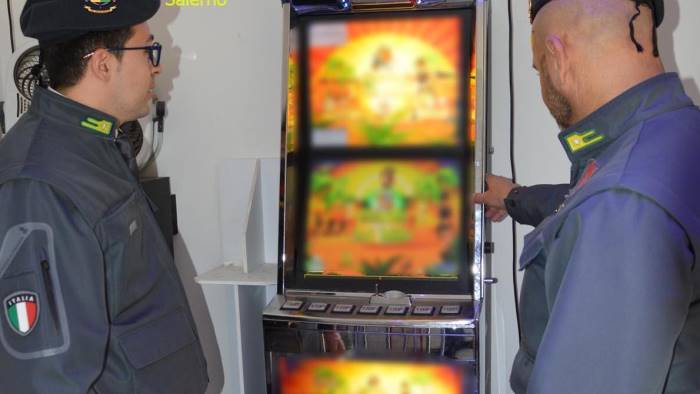 evasione fiscale sequestrati 18 slot e beni da 320mila euro