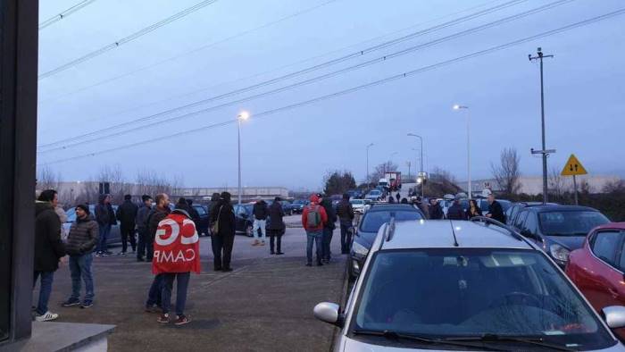 operai senza lavoro manifestano in strada rischio denuncia