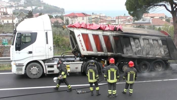 in fiamme un camion sulla cilentana istituito il senso unico