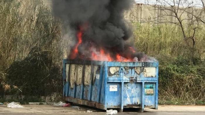 bellizzi rifiuti in fiamme all isola ecologica