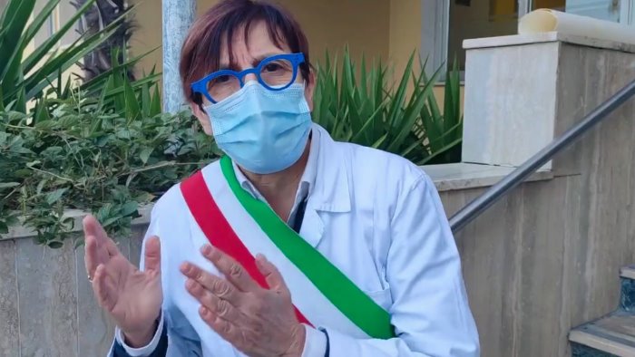 battipaglia sindaca si incatena all ospedale gravi disagi