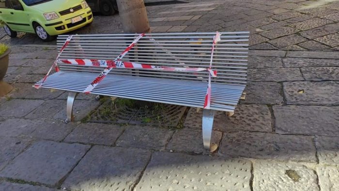 divieto di sedersi sulle panchine pubbliche