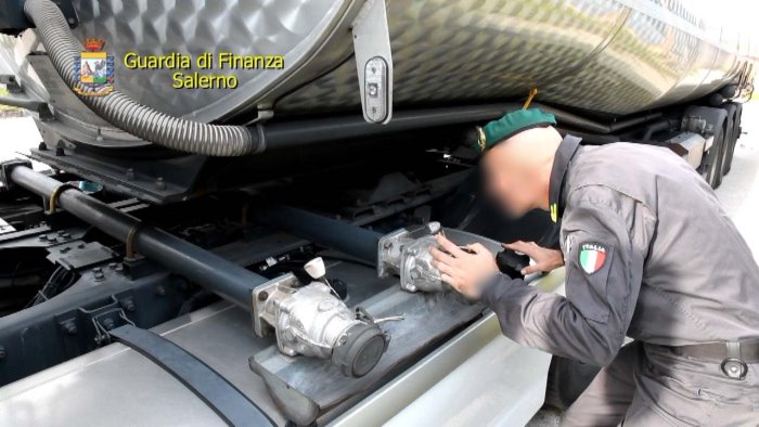 evasione fiscale sequestrata autocisterna denunciato 39enne