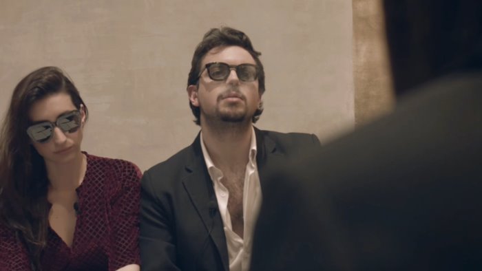 cro festa in scena con quelle strane situazioni