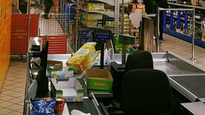 rapina a mano armata all eurospin e caccia ai malviventi
