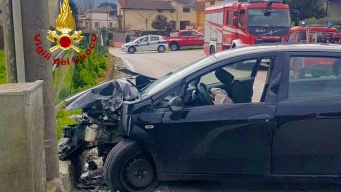 auto sbanda e finisce contro un palo 2 feriti