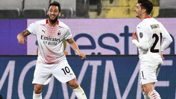 milan in rimonta a firenze battuti i viola 3 2