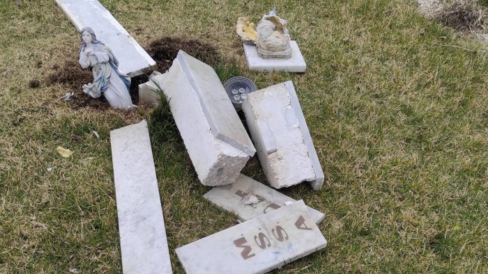 una bomba carta distrugge la madonnina