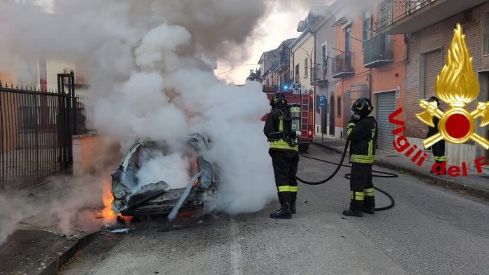 auto in fiamme ad altavilla danni a un palazzo