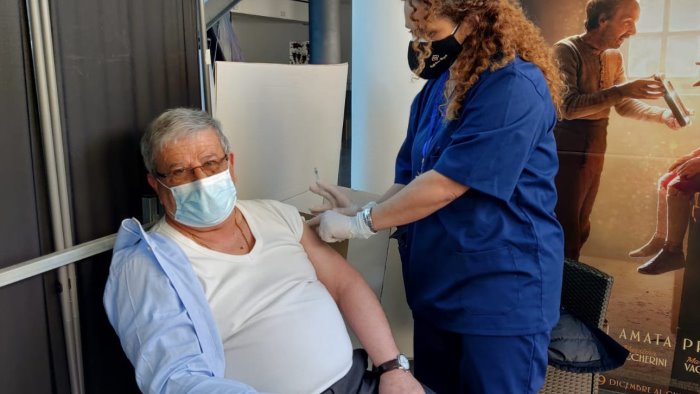 pagani il signor carlo il primo vaccinato al multisala