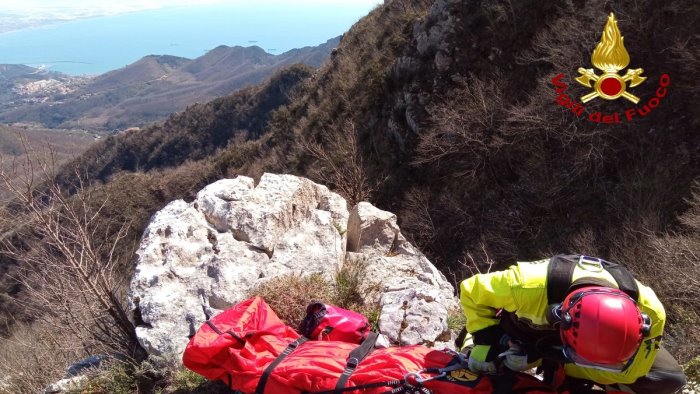 cade in un burrone insieme al suo cane salvo per miracolo