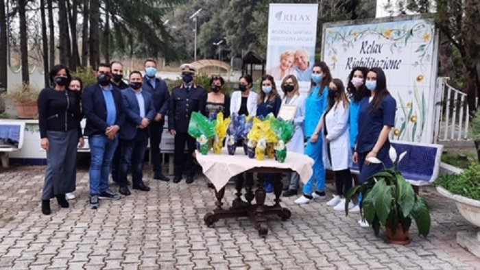 uova di pasqua per pazienti e personale del centro medico