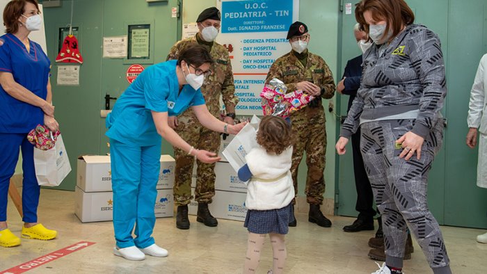 nocera esercito dona uova di pasqua ai piccoli dell umberto i