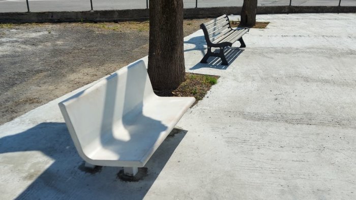 dopo il furto ecco la nuova panchina nell area sportiva mari