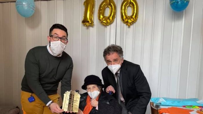 sala consilina 100 candeline per la signora antonietta