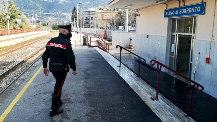 rapina eav carabiniere dal balcone di casa coordina arresto