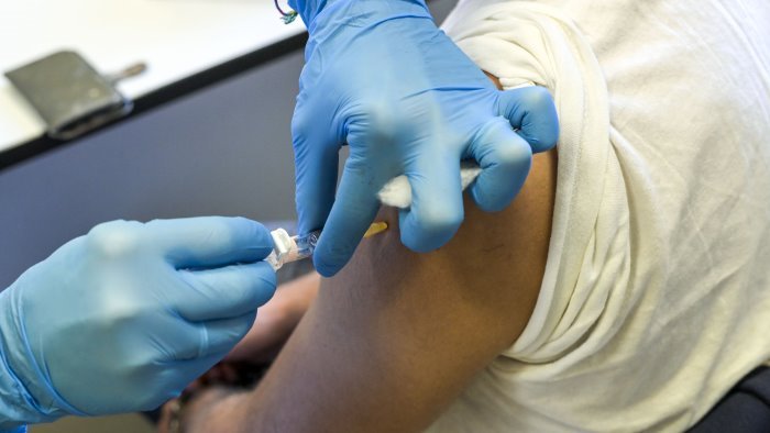 vaccini lunedi altri 4 centri finora iniettate 30 000 dosi