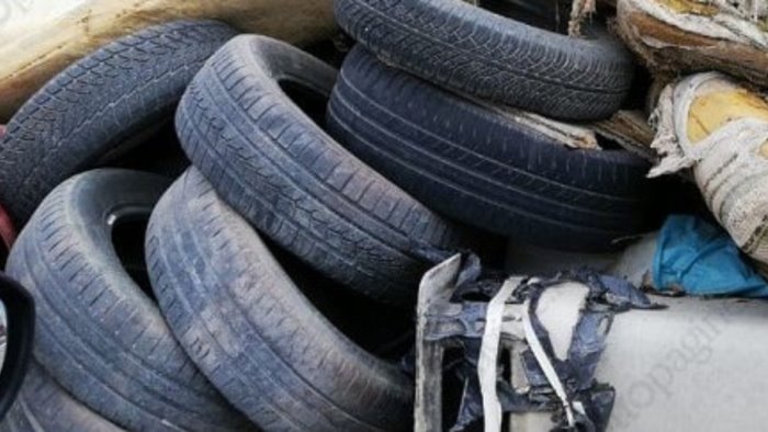 rifiuti a cielo aperto in spiaggia scatta il sequestro