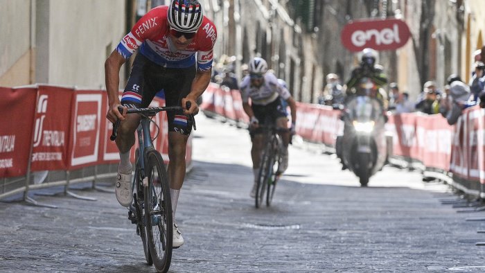 ciclismo dominio olandese alla strade bianche