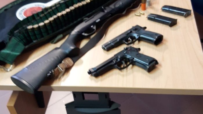 blitz a quindici sequestrate armi pistole e fucili denunciato 46enne