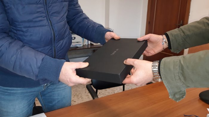 piano di zona ambito s2 consegnati 10 tablet a bambini e bambine