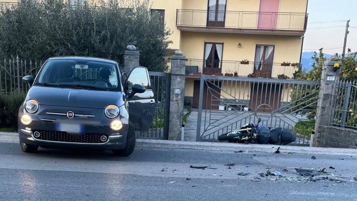 moto contro auto a casal velino 26enne ferito