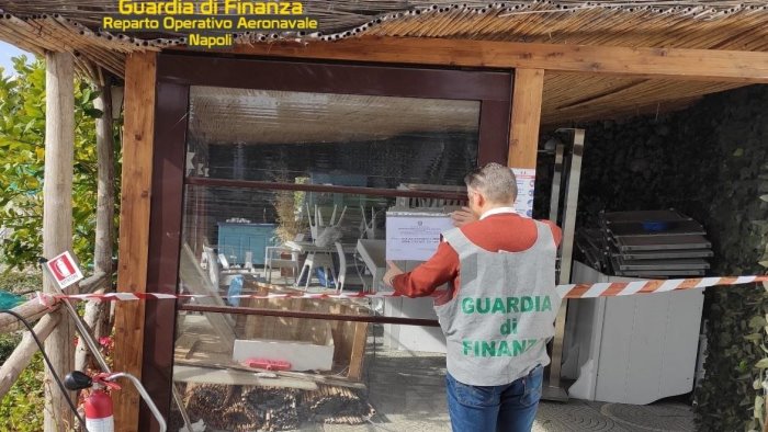 strutture abusive in costiera amalfitana sequestrate due sale ristorazione