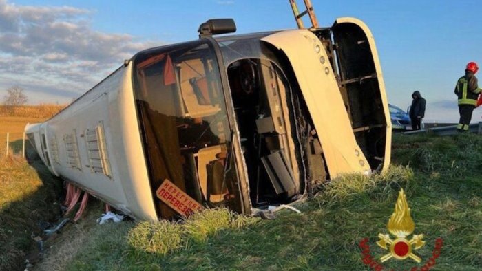 incidente sull a1 si ribalta bus rifugiati ucraini una vittima