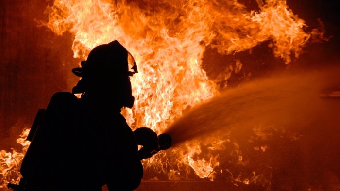 fiamme nel golfo di policastro vigili del fuoco in azione a sapri