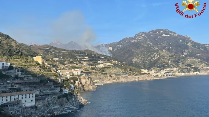 fiamme in costiera amalfitana necessario l intervento dei canadair