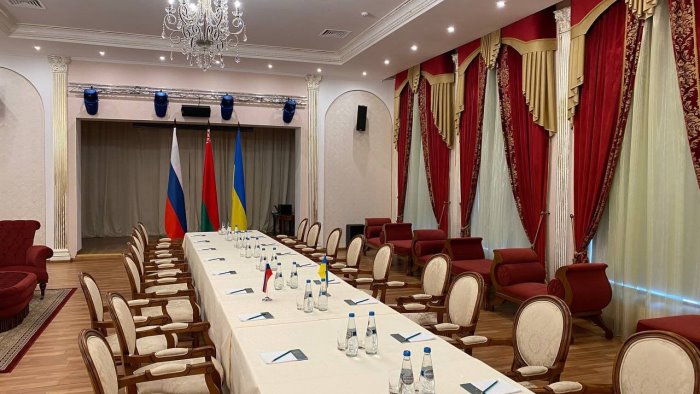 nuova notte di paura a kiev continuano i colloqui diplomatici
