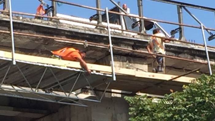 incidente sul lavoro a pontecagnano precipita dall impalcatura grave operaio