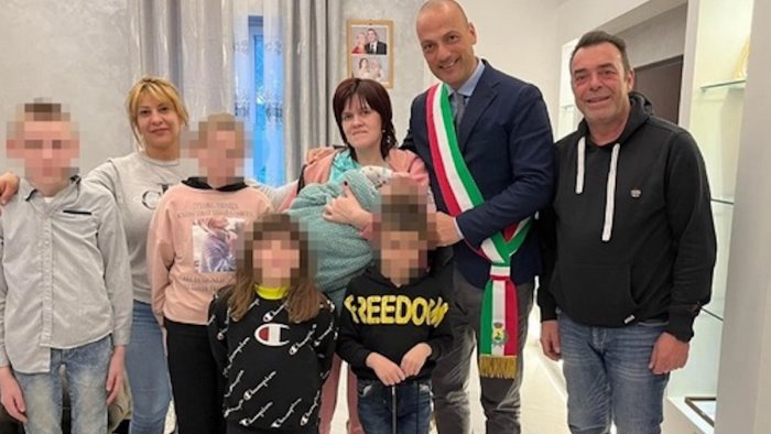 montecorvino pugliano accoglie una famiglia ucraina una mamma e tre figli