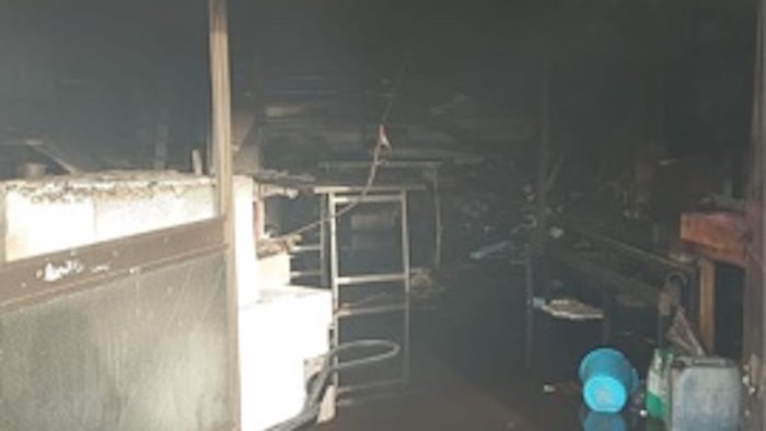 paura a eboli in fiamme un deposito sul posto i vigili del fuoco