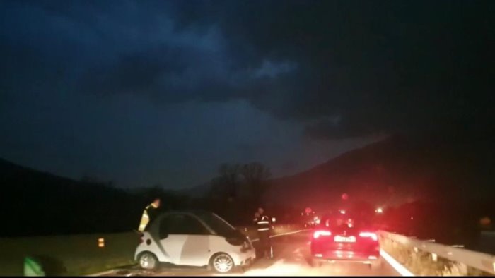 incidente sul raccordo av sa due auto coinvolte traffico bloccato