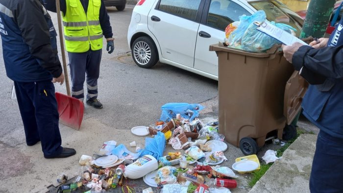 conferimento rifiuti a cava de tirreni in 2 mesi 50 verbali agli zozzoni