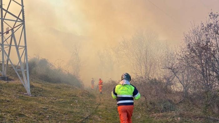 pellezzano vasto incendio in zona capezzano paura tra i residenti