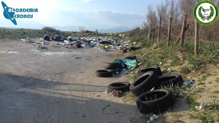 pneumatici resti di cabine balneari e rifiuti abbandonati sull arenile di eboli