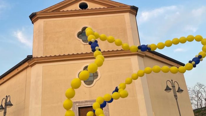 in cielo un rosario di palloncini per la pace in ucraina