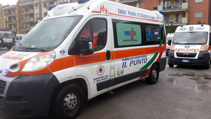 panico a fisciano uomo si scaglia contro auto passanti e sanitari