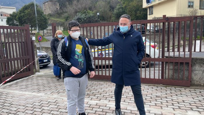 bandierine arcobaleno e applausi per il primo giorno di scuola di max