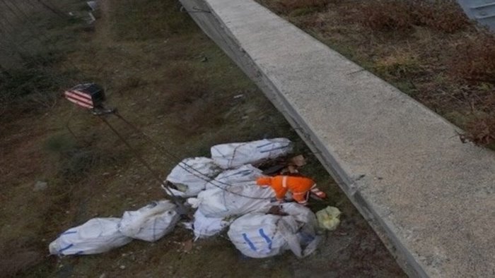 resti di bare e abiti dei defunti abbandonati sull a2 3 denunce