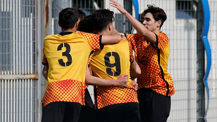 benevento under 17 super sette gol alla reggina foto
