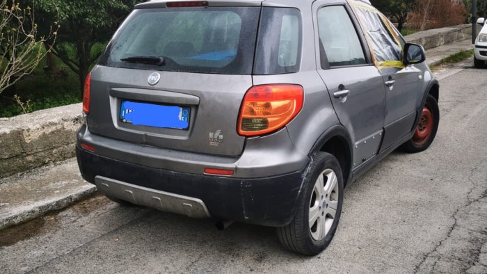 auto in sosta blocca il passaggio dei mezzi denunciato il conducente