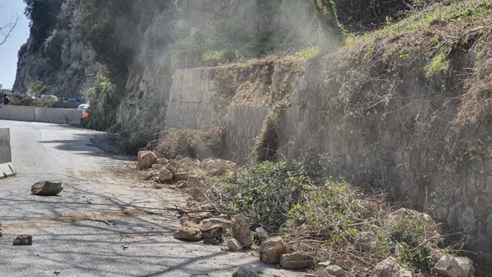 furore dopo la frana a bottara continuano gli interventi sul costone roccioso