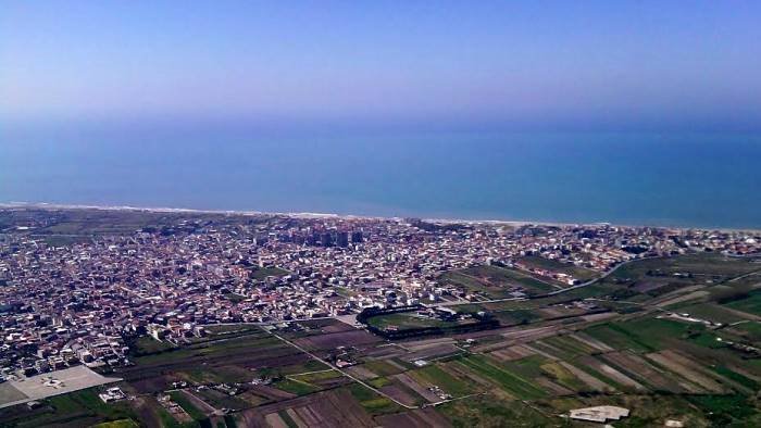 bambino scomparso a mondragone trovato sano e salvo sulla riva del mare