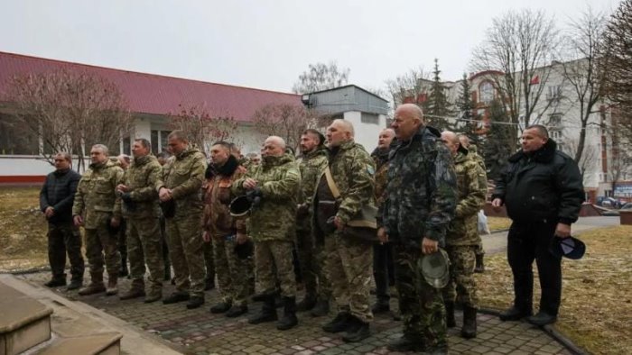 in ucraina continuano i bombardamenti russia apre corridoi umanitari