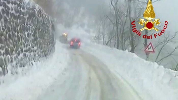 bloccati nella tormenta di neve a campo maggiore salvati dai vigili del fuoco